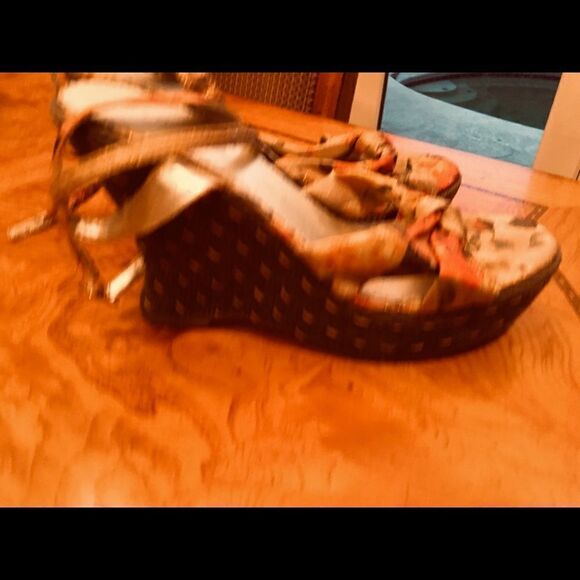 Glossy Beauty Wedges - Picture 6 of 8